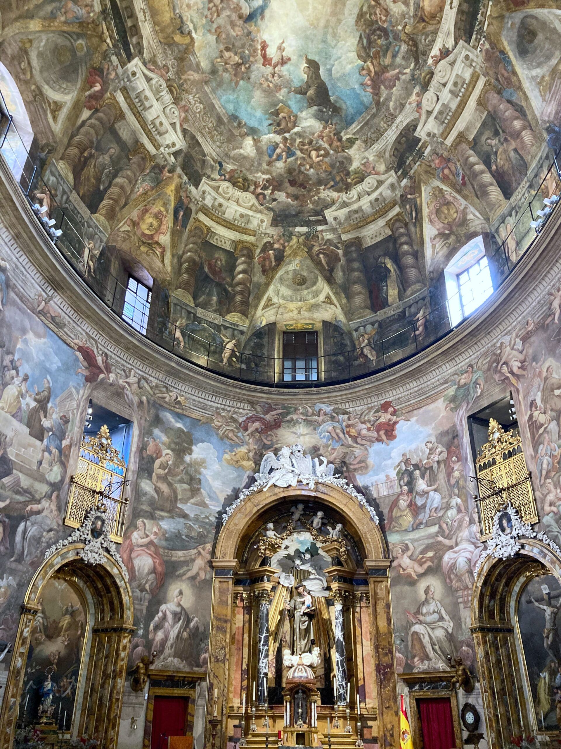 Altar e interior de la iglesia de San Antonio de los Alemanes en Madrid