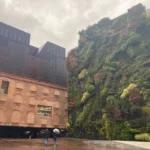 Fachada del CaixaForum Madrid y su jardín vertical en el Paseo del Prado