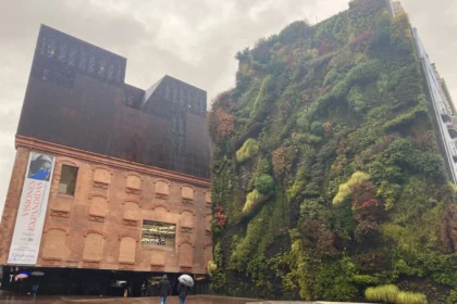 Fachada del CaixaForum Madrid y su jardín vertical en el Paseo del Prado