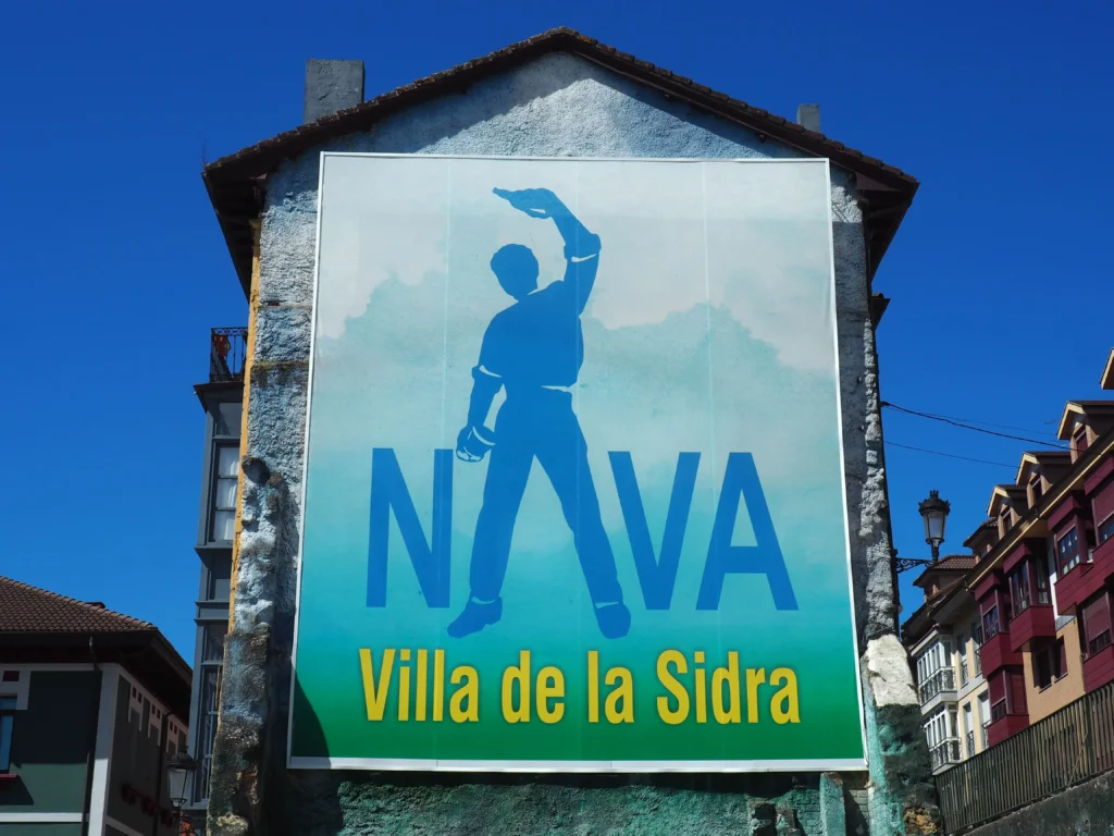 Mural publicitario de Nava Villa de la Sidra, capital sidrera de Asturias.