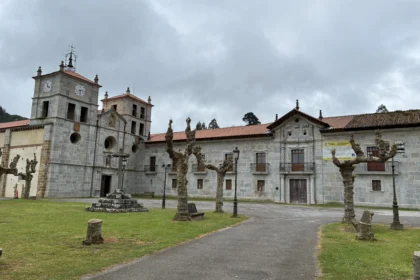 Fachada principal y torres de la iglesia del Monasterio de San Salvador de Cornellana en Salas, Asturias, vista desde la plaza exterior.