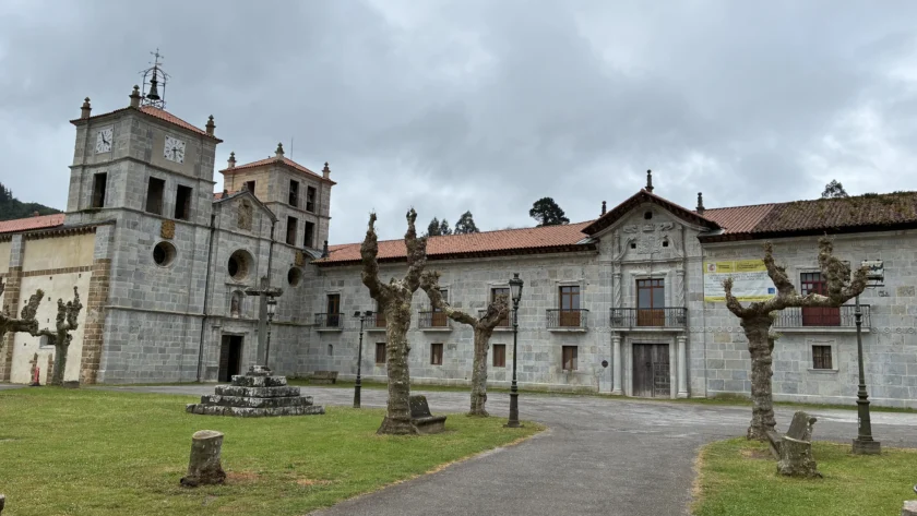 Fachada principal y torres de la iglesia del Monasterio de San Salvador de Cornellana en Salas, Asturias, vista desde la plaza exterior.