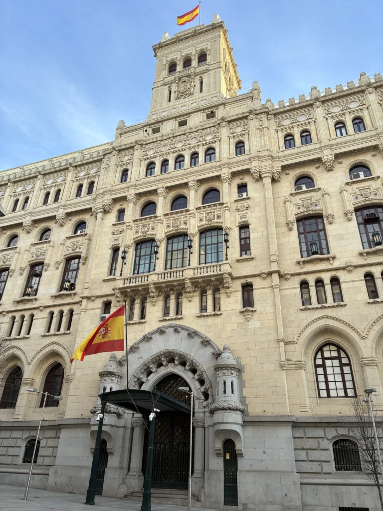 Fachada exterior del Cuartel General de la Armada en Madrid, edificio histórico que alberga el Museo Naval, con la bandera de España y detalles arquitectónicos señoriales.