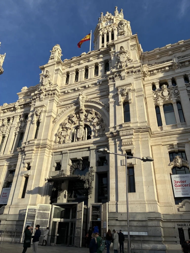 Palacio de Cibeles en Madrid: detalle de la arquitectura exterior y acceso principal.