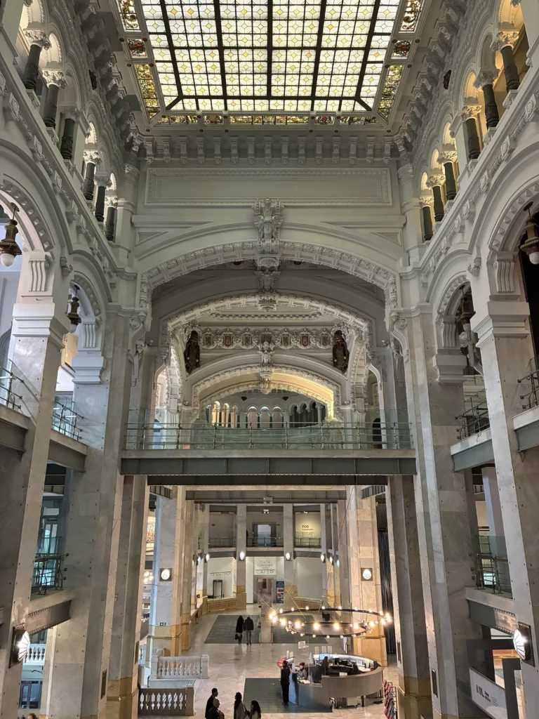 Qué ver en el Palacio de Cibeles: el impresionante vestíbulo principal de acceso gratuito.