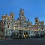 Palacio de Cibeles: el edificio más icónico de Madrid durante la hora azul.