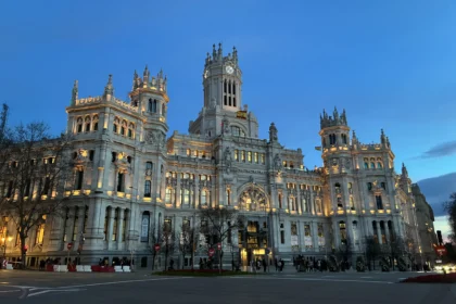 Palacio de Cibeles: el edificio más icónico de Madrid durante la hora azul.