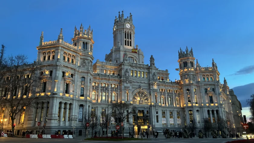 Palacio de Cibeles: el edificio más icónico de Madrid durante la hora azul.