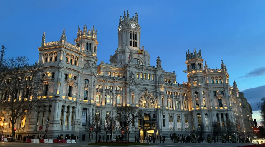 Palacio de Cibeles: el edificio más icónico de Madrid durante la hora azul.