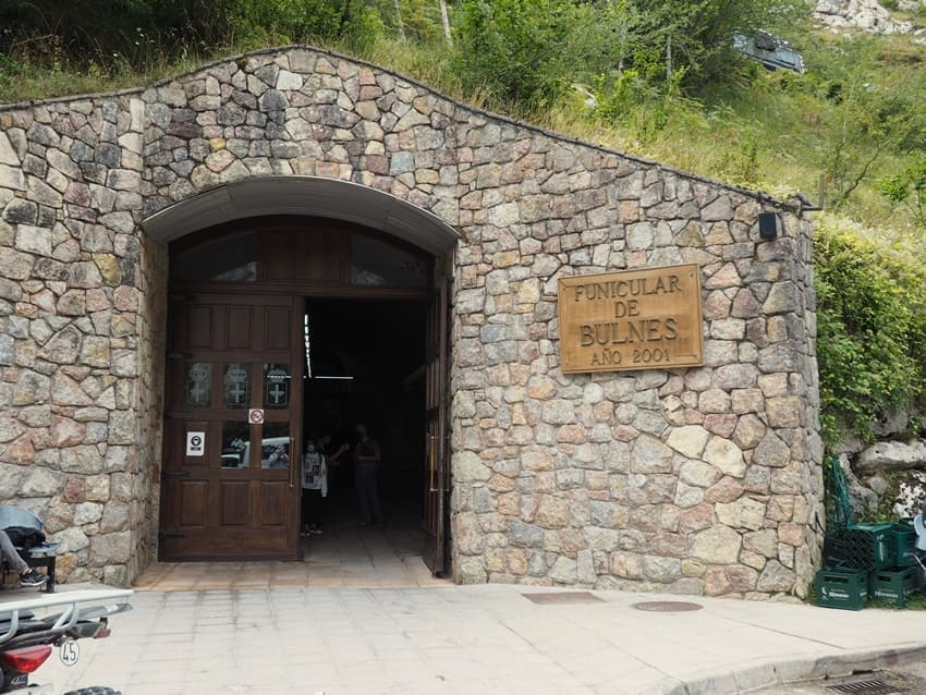 Entrada a la estación del Funicular de Bulnes en Poncebos con placa conmemorativa del año 2001.
