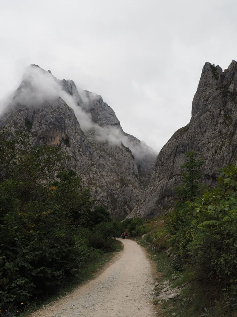 Sendero de montaña por la Canal del Tejo hacia el pueblo de Bulnes en los Picos de Europa.