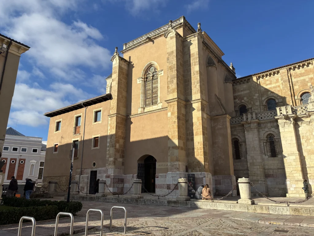 Entrada al Museo de San Isidoro de León y acceso al Panteón Real desde la plaza