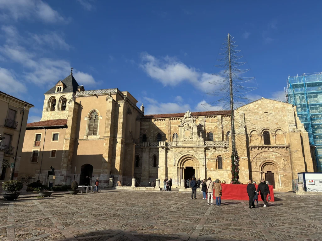 Plaza de San Isidoro en León con la Real Colegiata y la torre románica bajo el sol