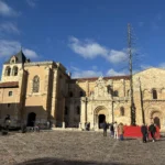 Plaza de San Isidoro en León con la Real Colegiata y la torre románica bajo el sol