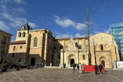 Plaza de San Isidoro en León con la Real Colegiata y la torre románica bajo el sol