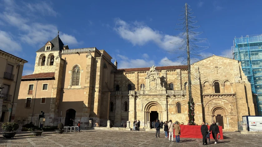 Plaza de San Isidoro en León con la Real Colegiata y la torre románica bajo el sol