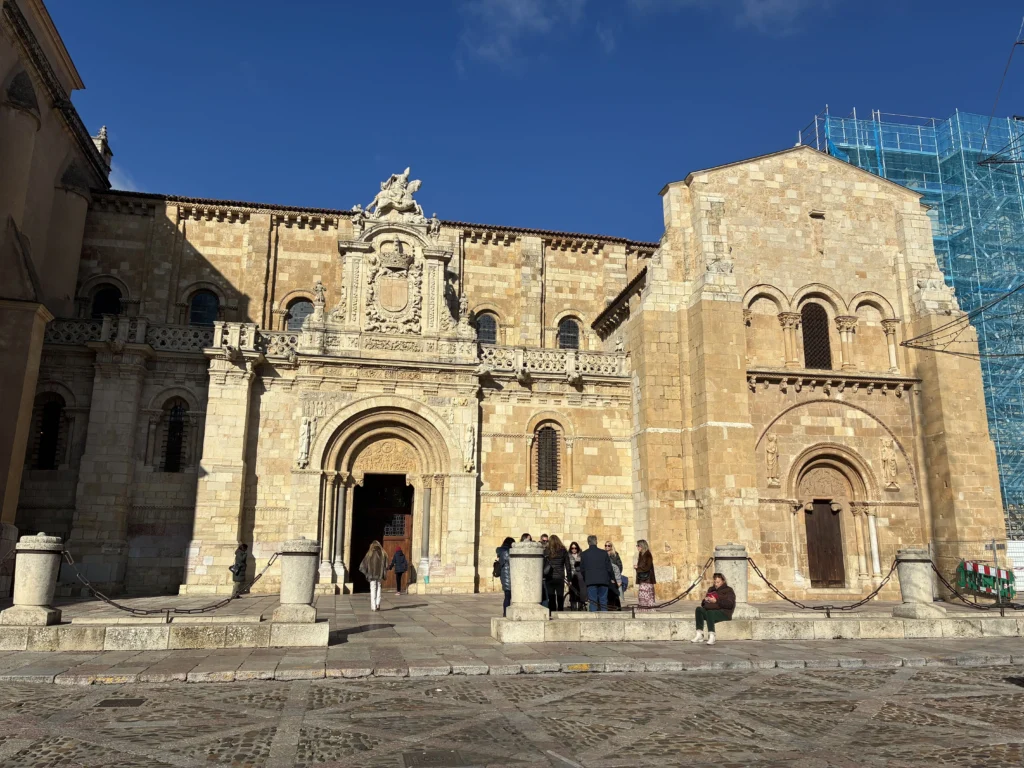 Fachada de la Real Colegiata de San Isidoro de León con la Puerta del Cordero y estilo románico