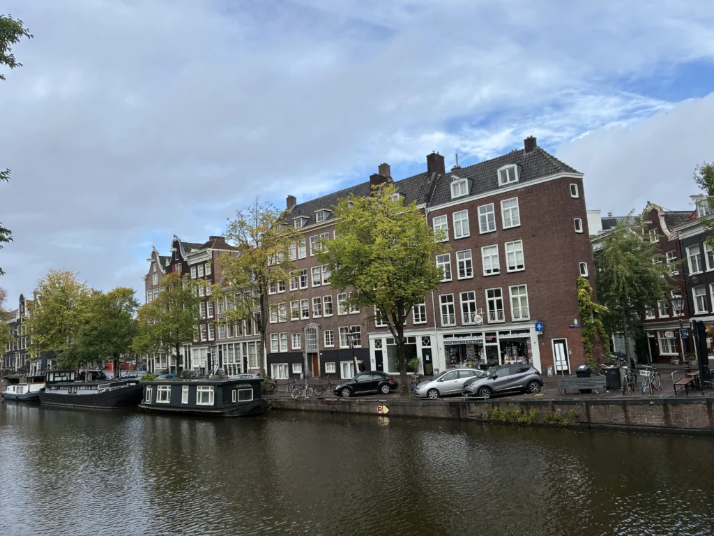 Casas flotantes amarradas en el canal Zwanenburgwal en Ámsterdam cerca de la Casa Museo de Rembrandt.